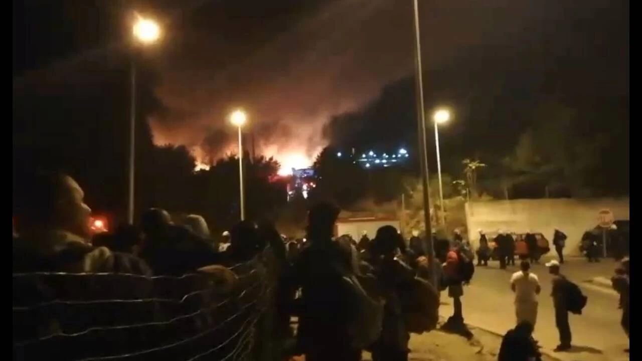 Σάμος: Βίντεο ντοκουμέντο από τη φωτιά στο ΚΥΤ – Ακούγονται εκρήξεις